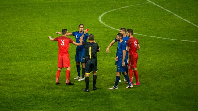 Rregullat që ndryshuan historinë e futbollit: Kartonët e verdhë dhe të kuq
