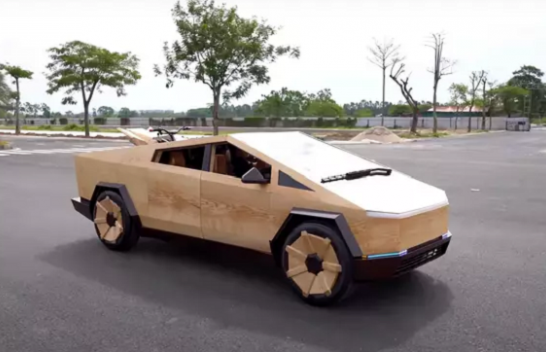 Elon Musk komenton në postimin e një personi që krijoi një Cybertruck funksional me dru