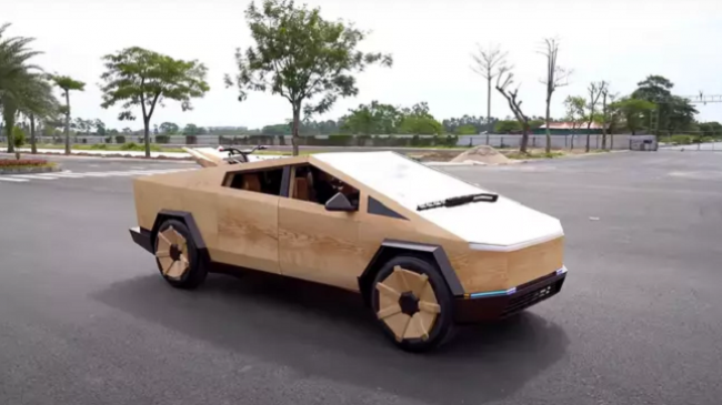 Elon Musk komenton në postimin e një personi që krijoi një Cybertruck funksional me dru
