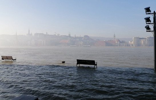 Lumi Danub vërshon Budapestin