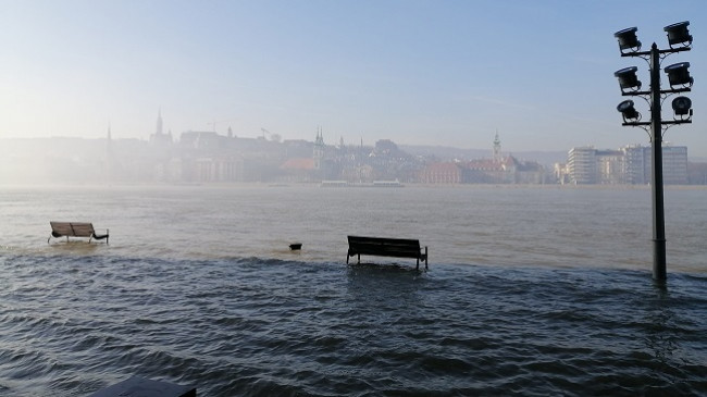 Lumi Danub vërshon Budapestin