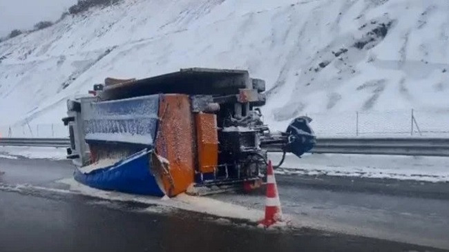 Stuhia rrëzon borëpastruesen në Rrugën e Kombit