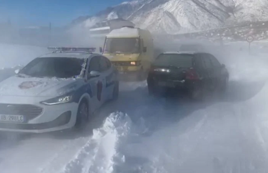 Fshatra të bllokuara, era e fortë pengon qarkullimin e veturave në këtë zonë të Shqipërisë