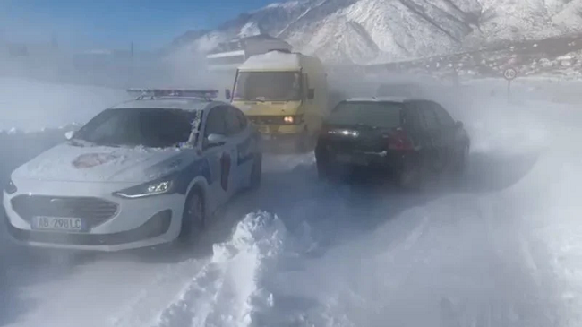 Fshatra të bllokuara, era e fortë pengon qarkullimin e veturave në këtë zonë të Shqipërisë