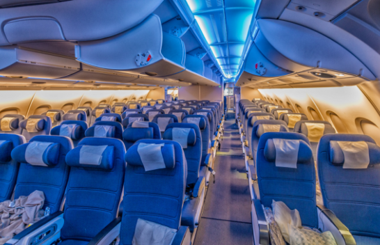Pse ulëset e aeroplanit janë kryesisht të kaltra?