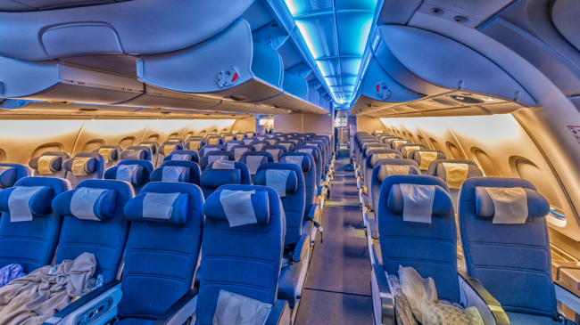 Pse ulëset e aeroplanit janë kryesisht të kaltra?