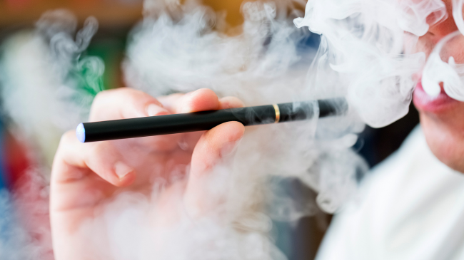 Britania do të ndalojë cigaret elektronike për të mbrojtur shëndetin e fëmijëve
