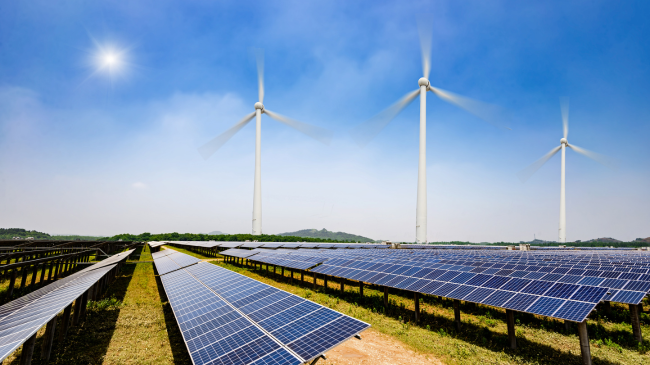 2023, një vit rekord për energjinë diellore dhe erës