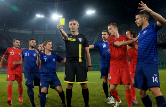 Zbulohet kartoni i ri në futboll, ja çfarë dënimi pritet?!