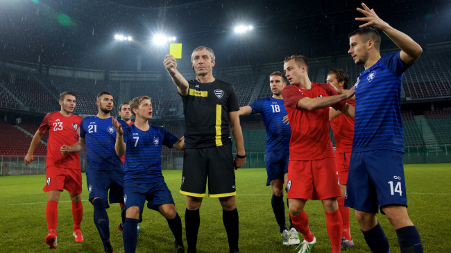 Zbulohet kartoni i ri në futboll, ja çfarë dënimi pritet?!