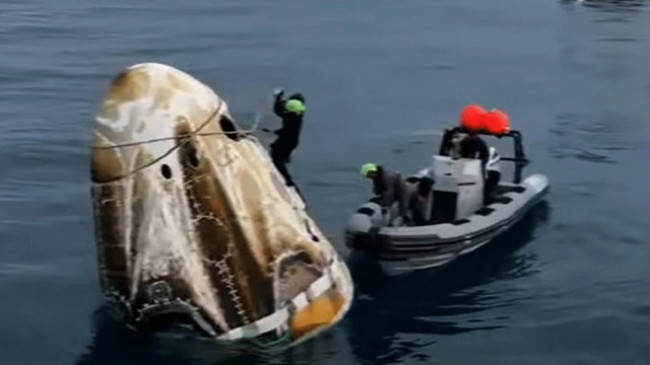 Zbarkon në brigjet e Floridës kapsula, përfshirë astronautin e parë turk