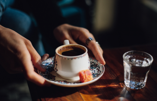 A e dini pse një gotë ujë shërbehet me kafe?