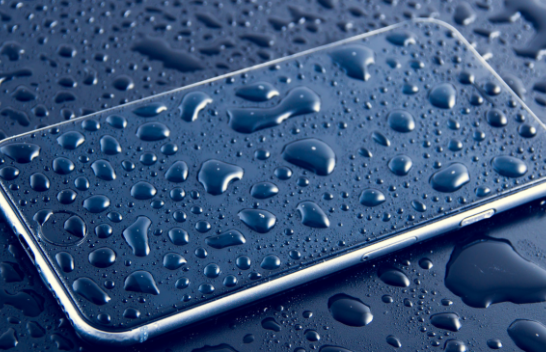 Ja çfarë nuk duhet të bëni nëse iPhone juaj bie në ujë