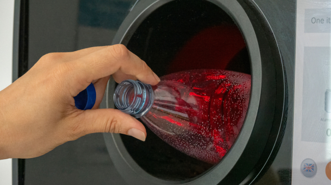 SUPERLAJM: Në Kosovë mund të ktheni mbeturinat e plastikës në para