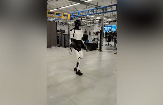 Elon Musk publikon një video të robotit Optimus duke ecur