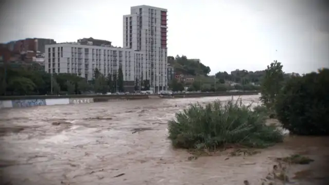 Përmbytje të mëdha në Spanjën lindore, reshjet intensive godasin Barcelonën